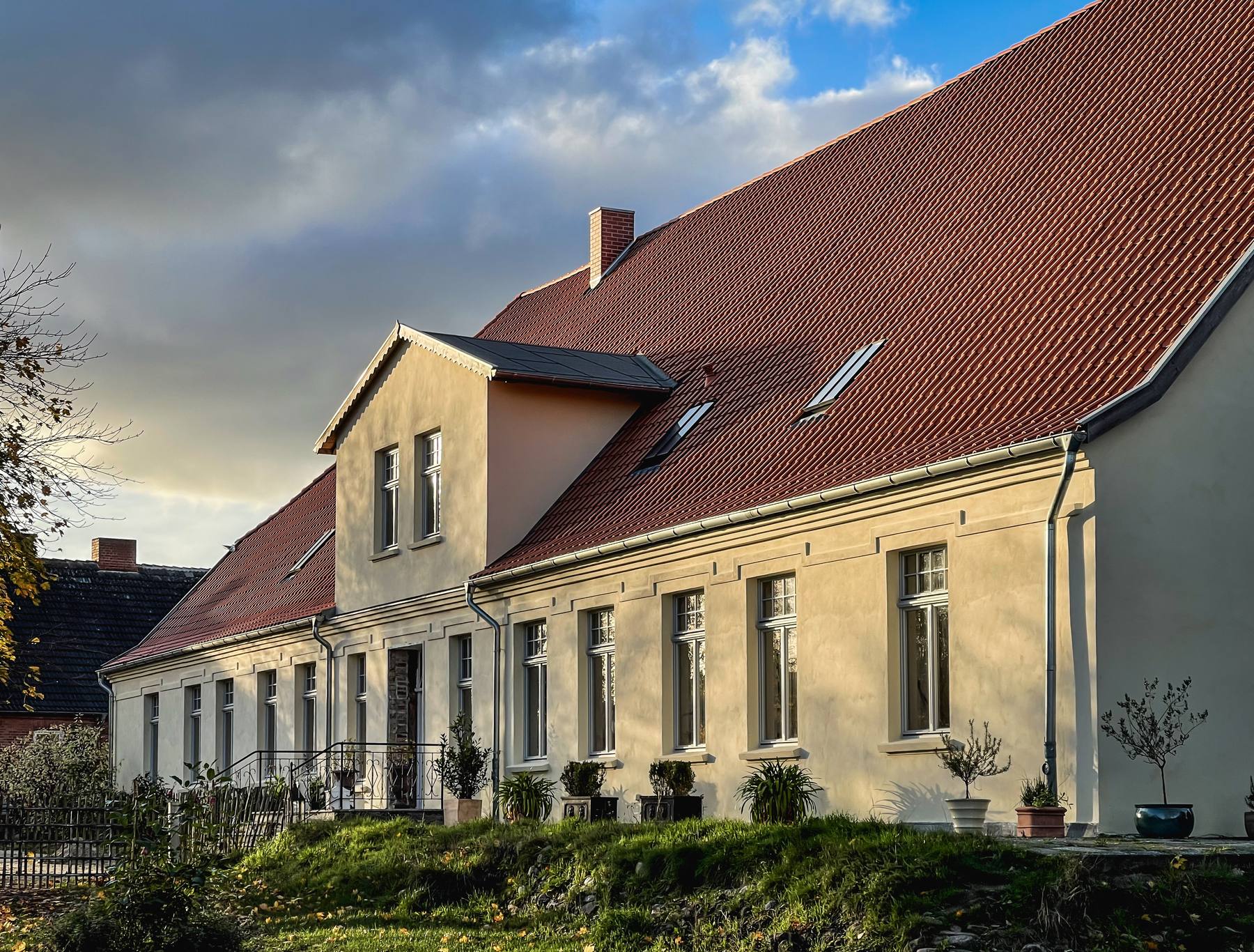 Gutshaus Madsow im Abendlicht: Fassade im Originalbefund